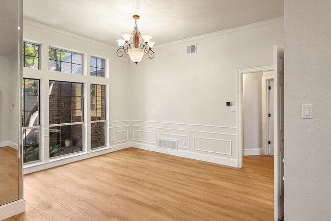 Building Photo - 2912 Bluffview Dr