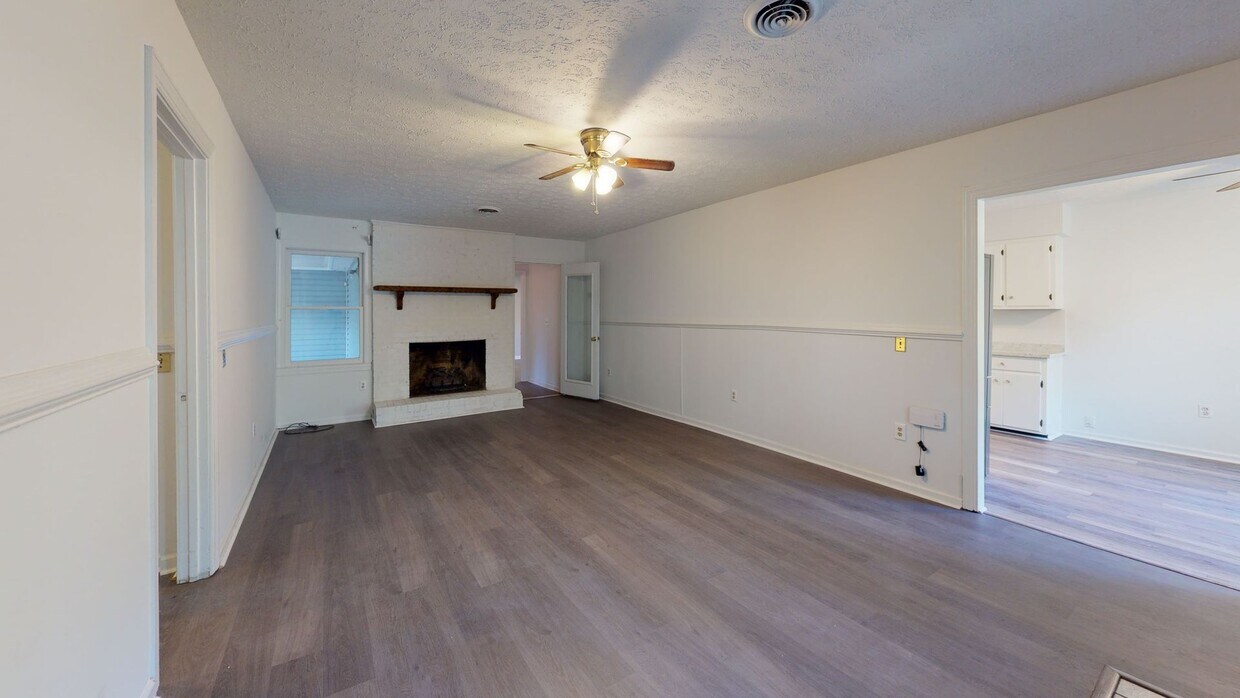 Foto principal - Newly remodeled 3 bedroom home with mother...