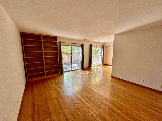 Foto del edificio - Convenient and Private Townhome