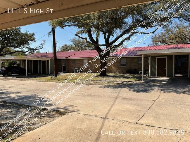 Building Photo - Two Bedroom One Bath Duplex Apartment in B...