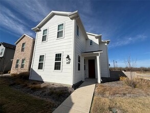 Building Photo - 2121 Woodlawn Wy