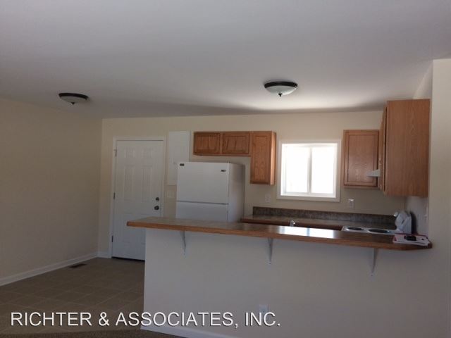 Building Photo - 9380 Valley View Dr