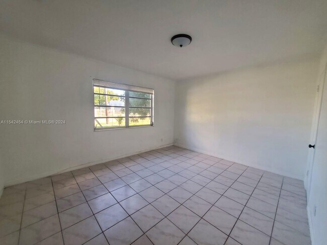 Building Photo - 1512 S 28th Ave