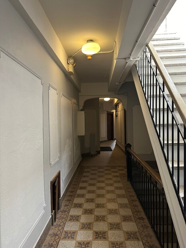 Building Photo - 4215-4229 Ave. de la Roche