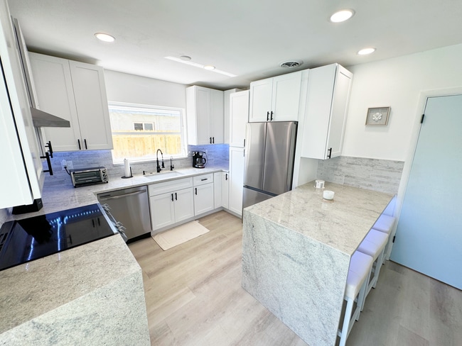 Building Photo - 111 N Cirus Ave