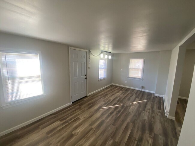 Building Photo - Super Cute Renovated 1 Bedroom House!