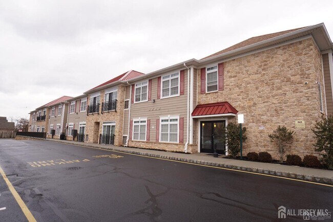 Building Photo - 475 Avenel St