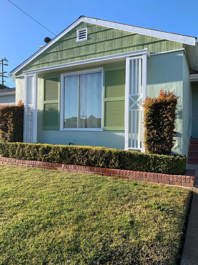 Ventana delantera - 160 Hazelwood Dr