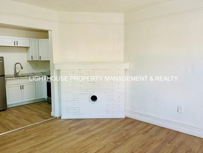 Building Photo - Renovated 1 Bed/1 Bath Duplex with Fenced ...