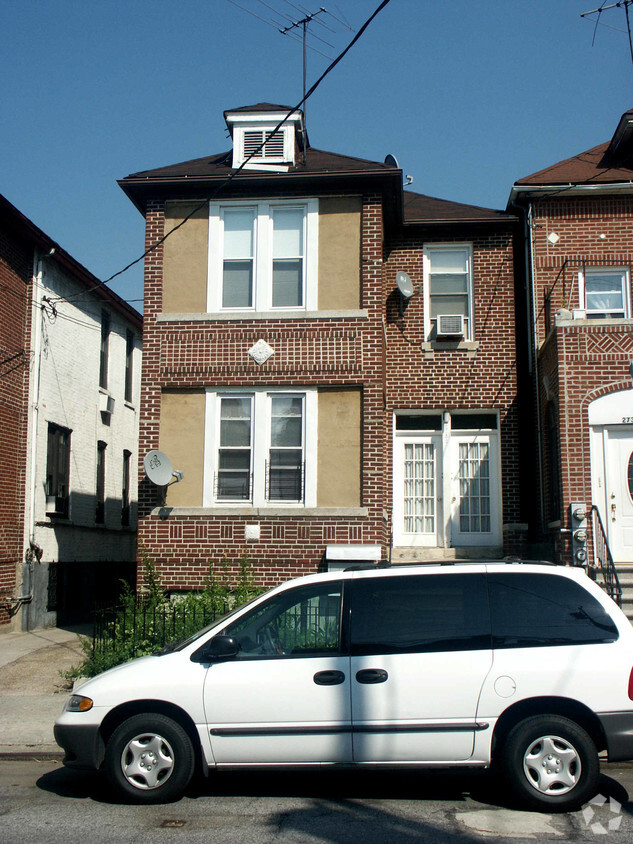 Primary Photo - 2738 Wallace Ave