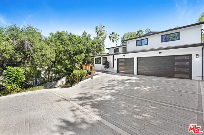 Building Photo - 4611 Louise Ave