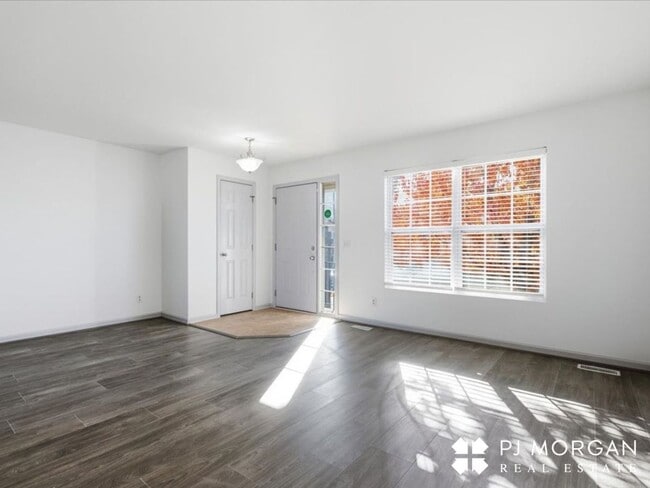 Foto del edificio - 19378 V St