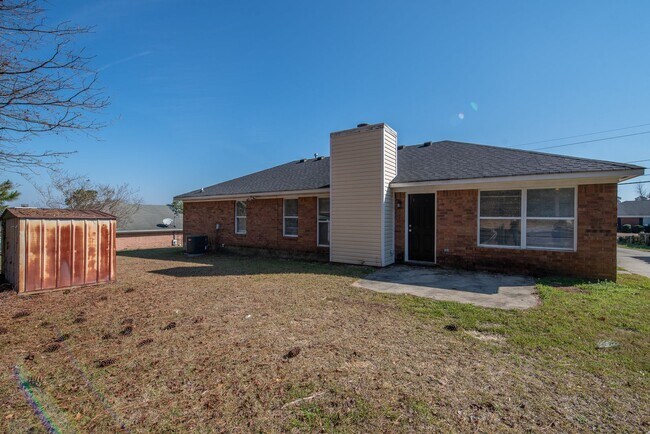 Foto del edificio - Charming Pepperidge Home with Fireplace & Large Backyard
