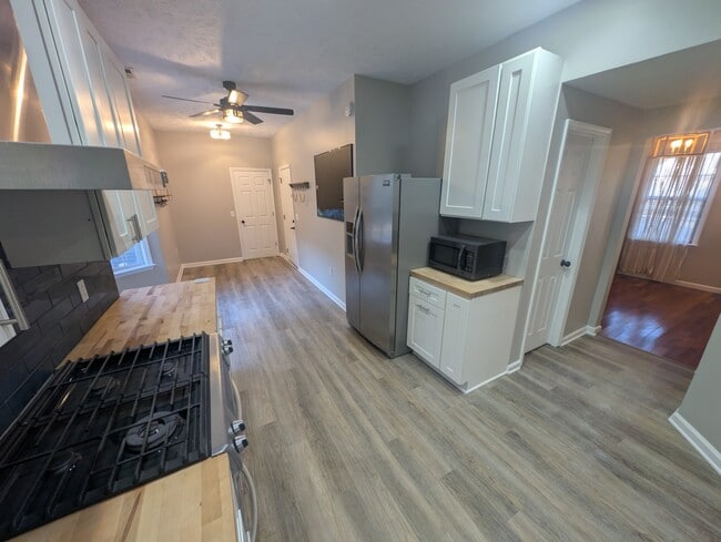 Building Photo - 717 Windsor Dr SE