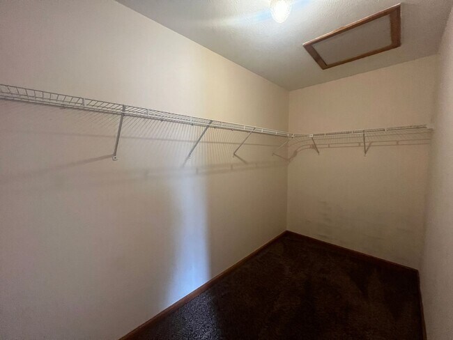 Building Photo - 2 Bedroom 1 Bath with Attached garage