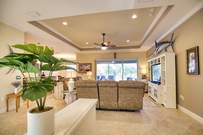 Building Photo - Seasonal Short-Term Single Family Pool Hom...
