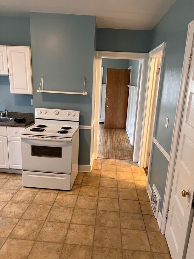 Foto del edificio - Large Spacious 4 Bedroom UPPER with Large Living Room and Dining Area!!
