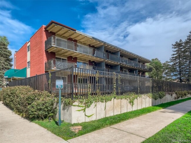 Foto del edificio - FABULOUS PEARL STREET CONDO IN SECURE BLDG...