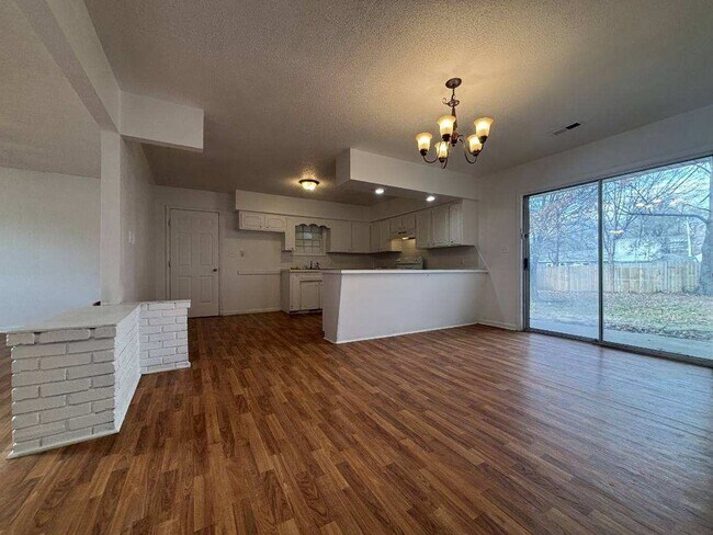 Building Photo - 2 Bedroom House with a large kitchen and l...