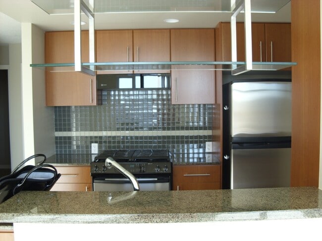 Building Photo - 1806-583 Beach Crescent