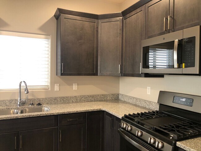 Foto del edificio - 4 Bedroom 2.5 Bathroom Townhome
