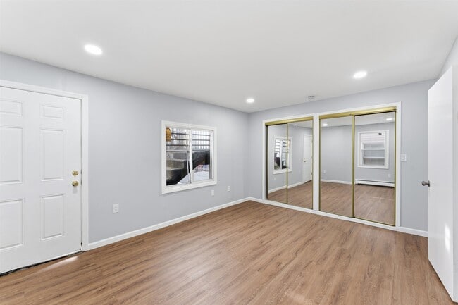 Building Photo - 16 W 10th St