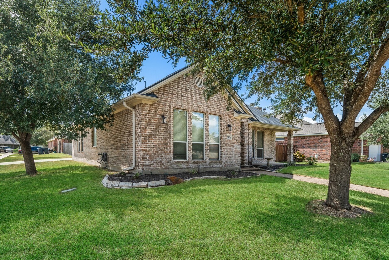 Foto principal - 8426 Alison Ave