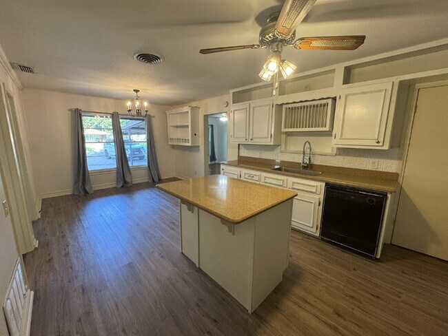 Foto del edificio - 3 bedroom 2 bath, great neighborhood! One ...