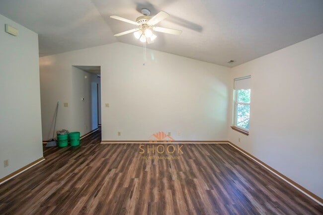 Building Photo - CUTE CUL-DE-SAC HOME CLOSE TO CAMPUS