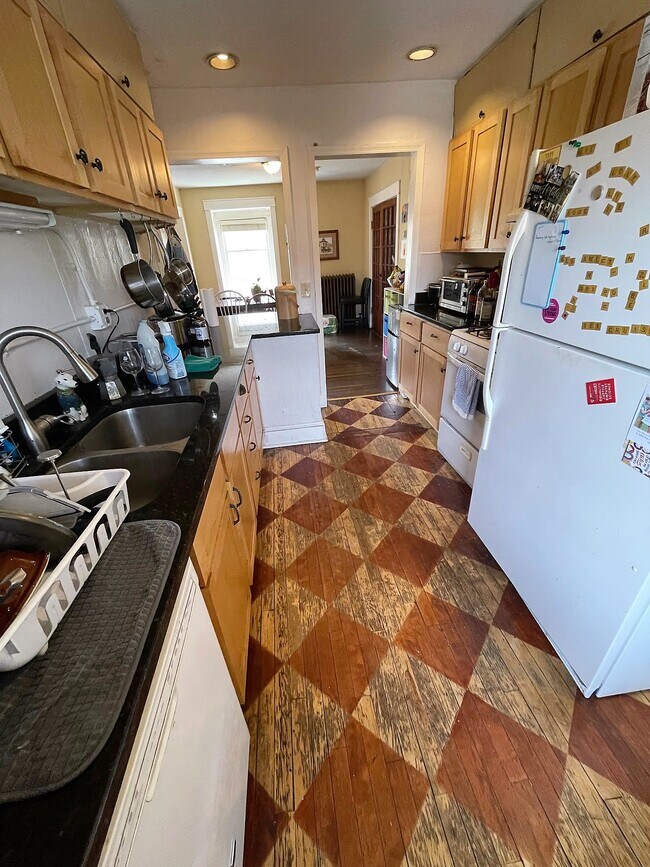 Building Photo - 712 W 28th St