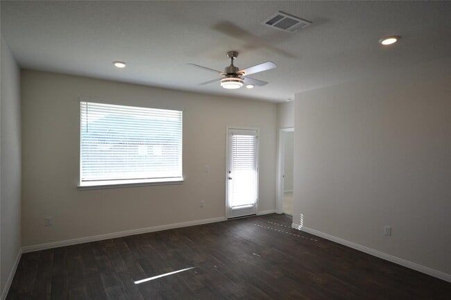 Building Photo - 717 Mais Dr