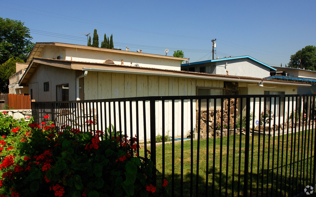 Building Photo - 851 N Vineyard Ave