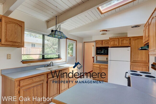 Building Photo - 3 br, 1.5 bath House - 930 Burroughs Ave