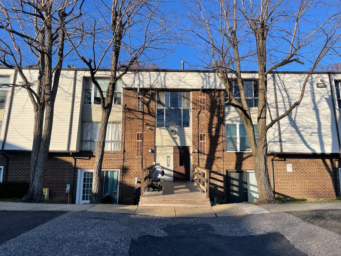 Primary Photo - 2201 Strahle St