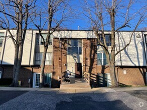 Building Photo - 2201 Strahle St