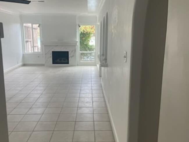 Building Photo - 2 Bedroom Townhome in Stockton