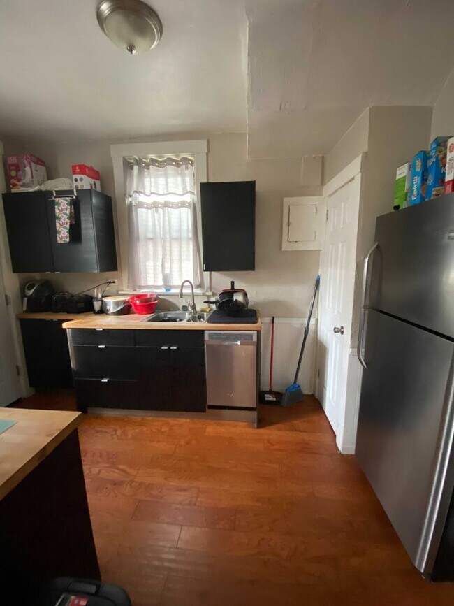 Building Photo - Available August 2024 - 2.5 Bedroom Home i...