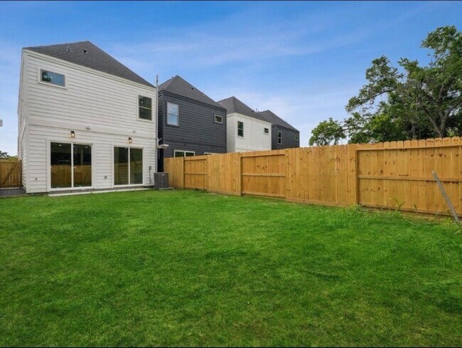 Foto del edificio - 7418 Maxroy St