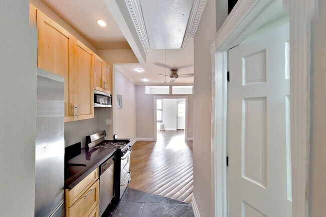 Building Photo - 279 E 10th St