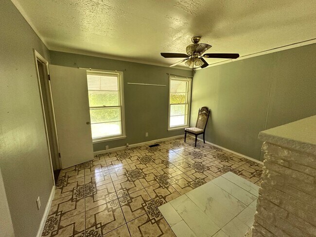 Foto del edificio - 3 Bed, 1 Bath Home with 2-Car Garage – Gre...