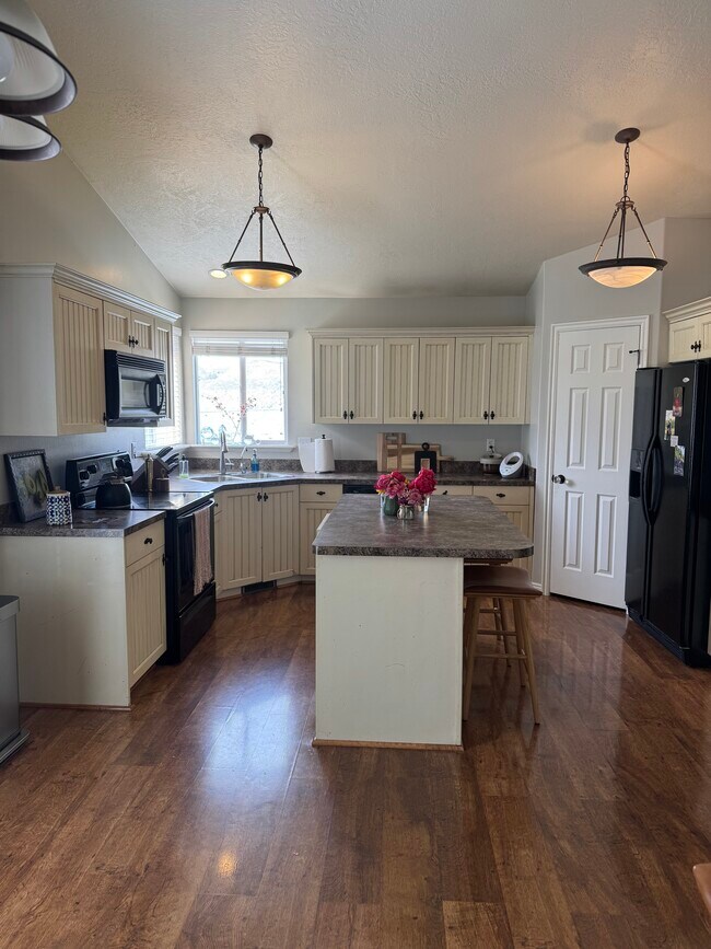Cocina - 3610 W Plymouth Rock Cv