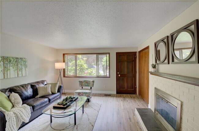 Foto del edificio - Desirable west side location! 2 bed/ 1.75 bath. Olympia school district