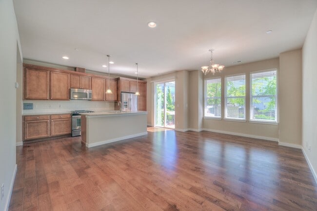 Building Photo - Spacious Brick and Wood Home in Issaquah