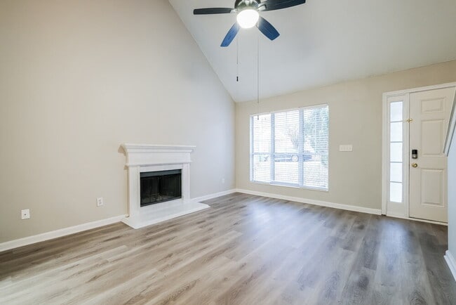 Foto del edificio - 6576 Browns Mill Ferry Dr