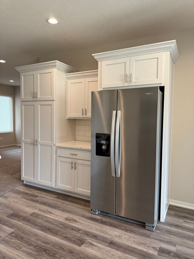 Building Photo - Ranch townhome with 2 stall garage. Spacio...