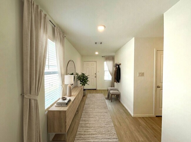 Foto del edificio - **APPLICATION RECEIVED** **MOVE IN SPECIAL** Beautiful 4BR/2BA Home with Fenced Yard & Garage!