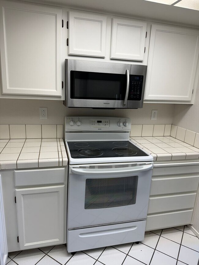 Foto del edificio - SPACIOUS 1 BEDROOM, 1.5 BATHROOM TOWNHOME IN SAN JOSE. MUST SEE!!!