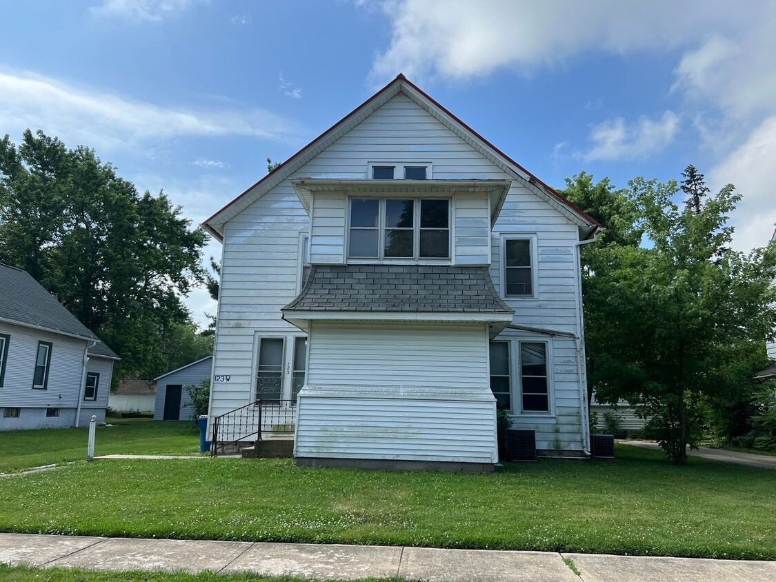 Primary Photo - 123 W Waupansie St