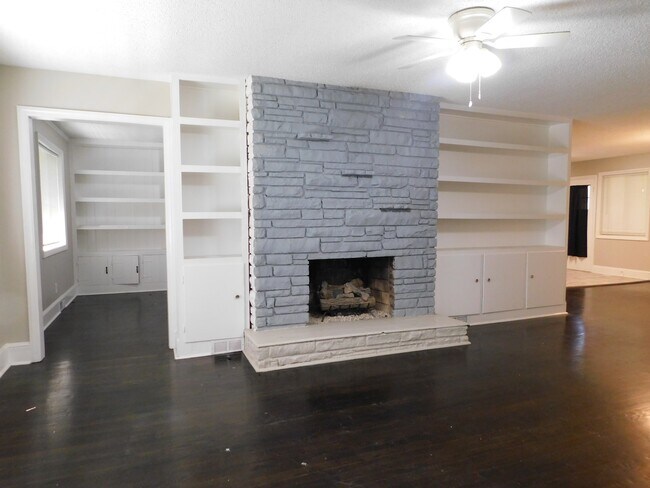 Building Photo - 411 Gray Dr