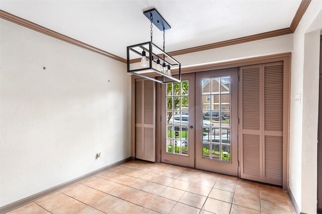 Building Photo - 2744 Briarhurst Dr